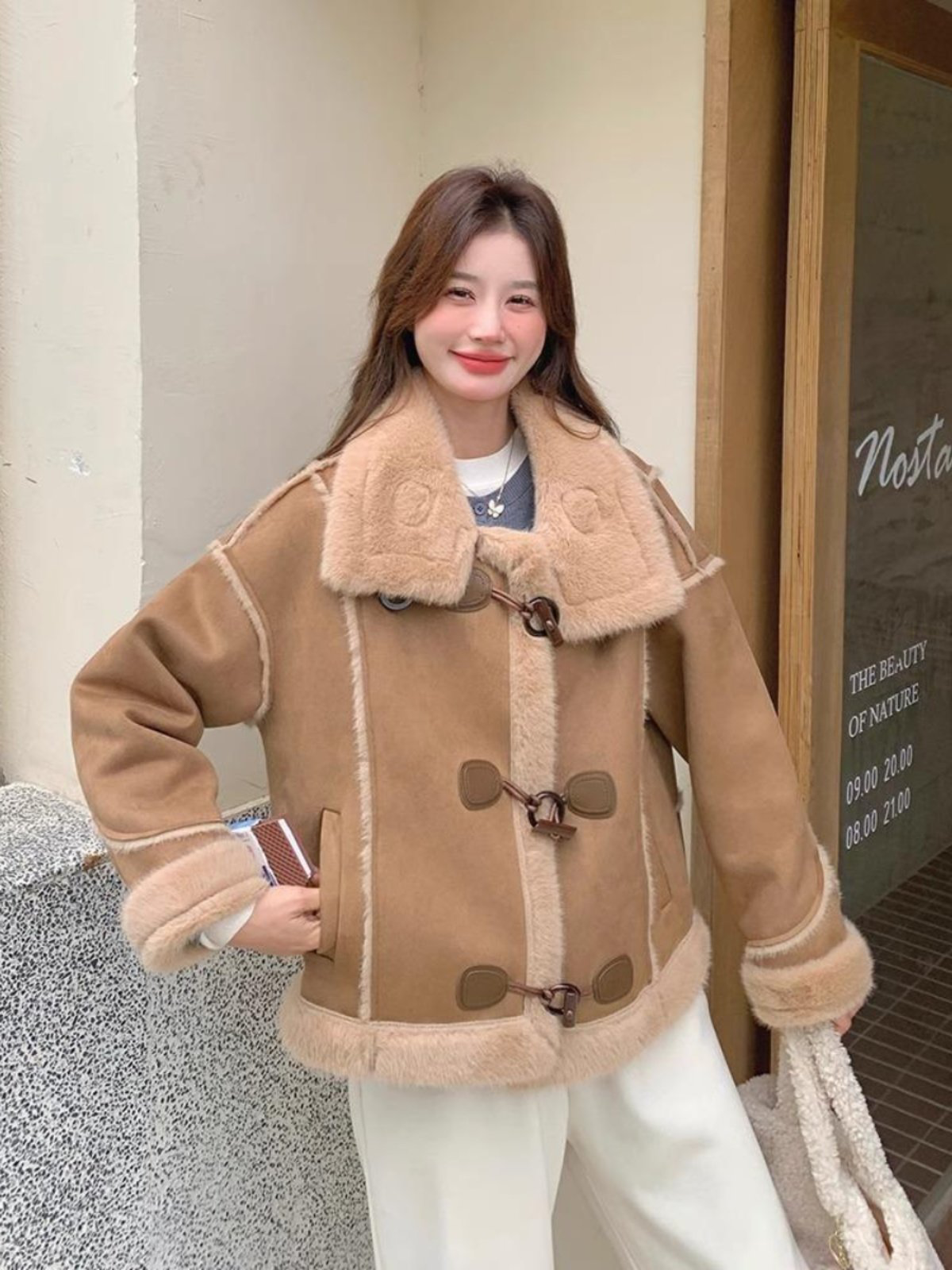 卡其色牛角扣羊羔毛外套女冬短款皮毛一体加绒加厚机车棉服袄大衣