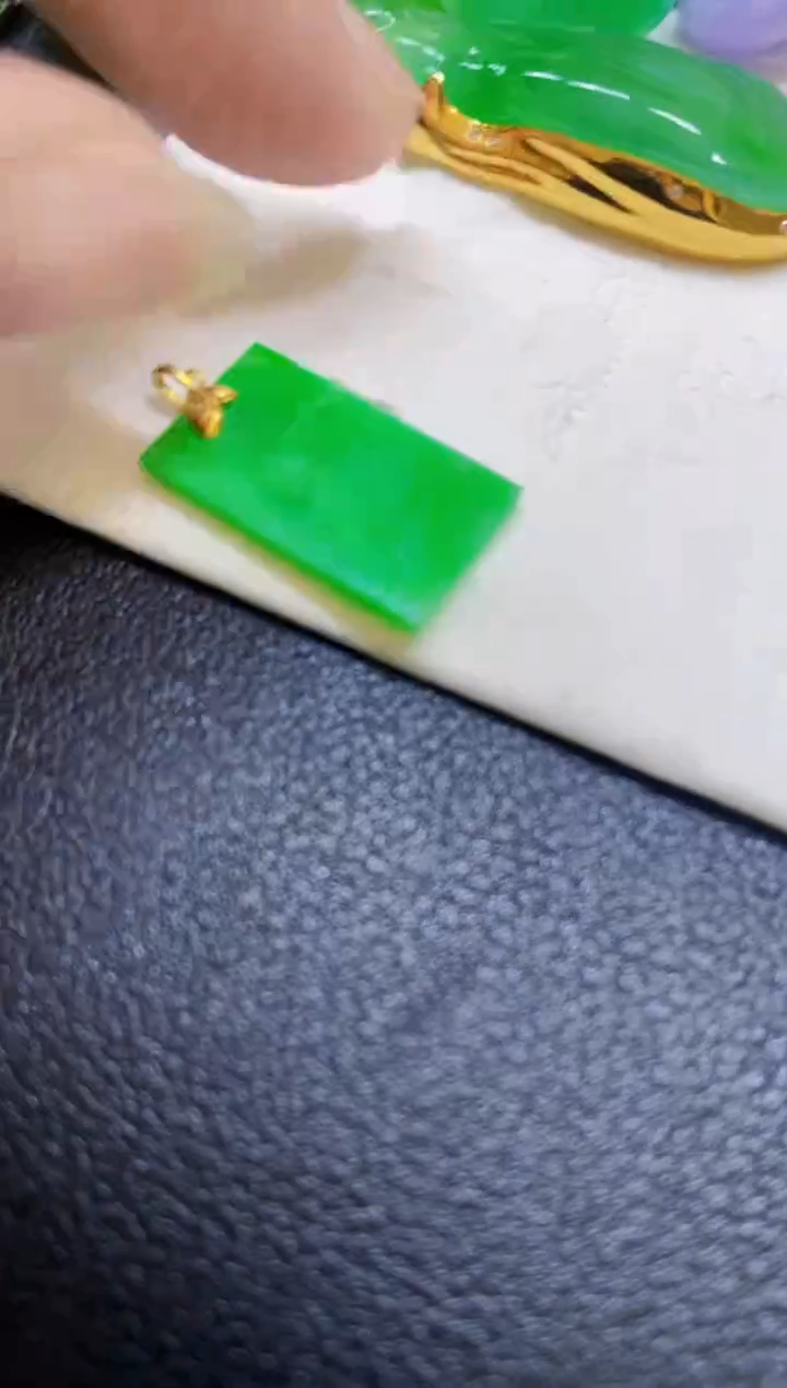 颈饰18K金镶嵌翡翠吊坠