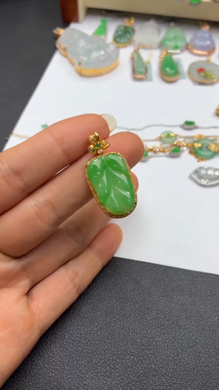 颈饰18K金镶嵌翡翠天然翡翠A货