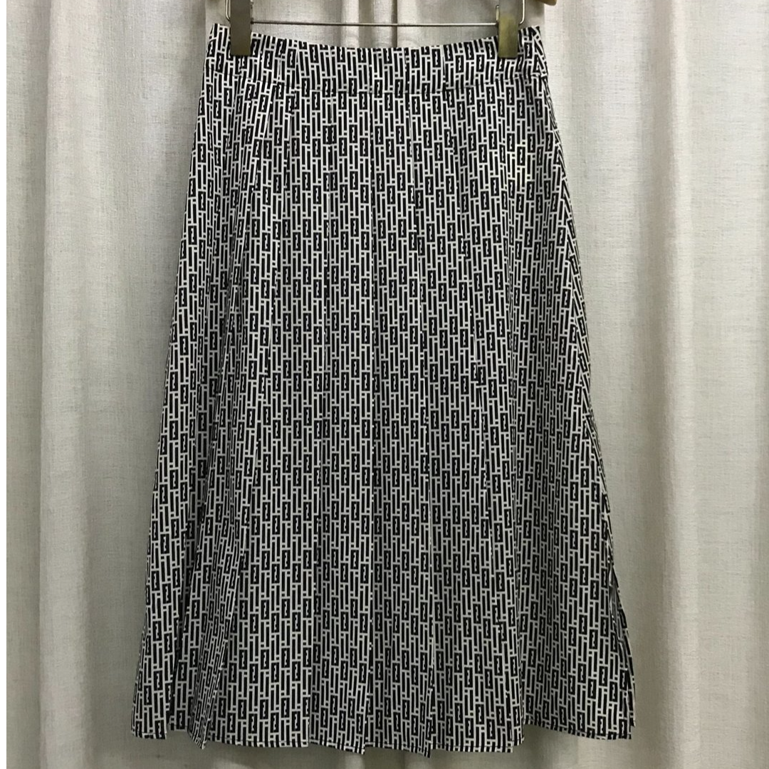 W慕溢-006时尚黑色印花百褶半身裙