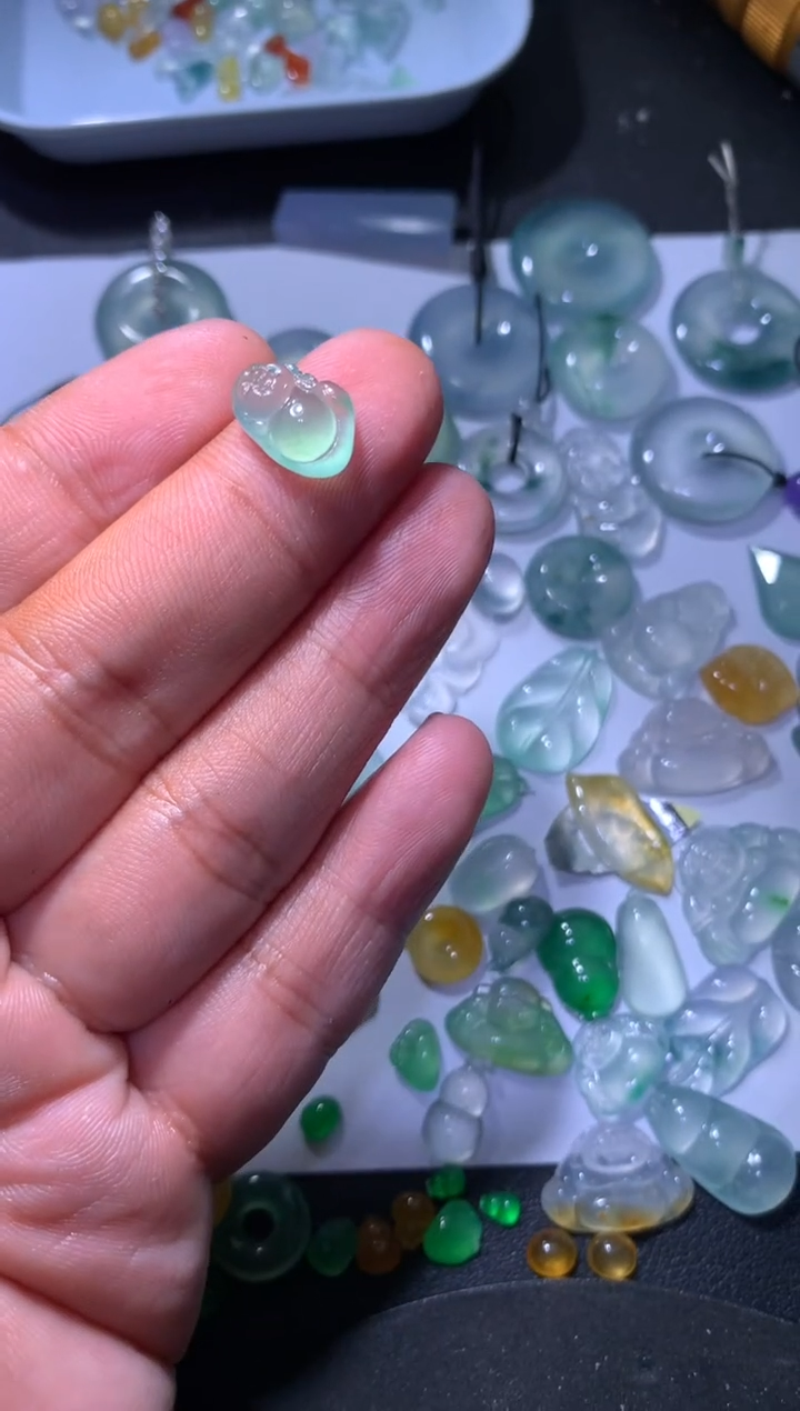 【闪购商品】翡翠颈饰未镶嵌布袋佛