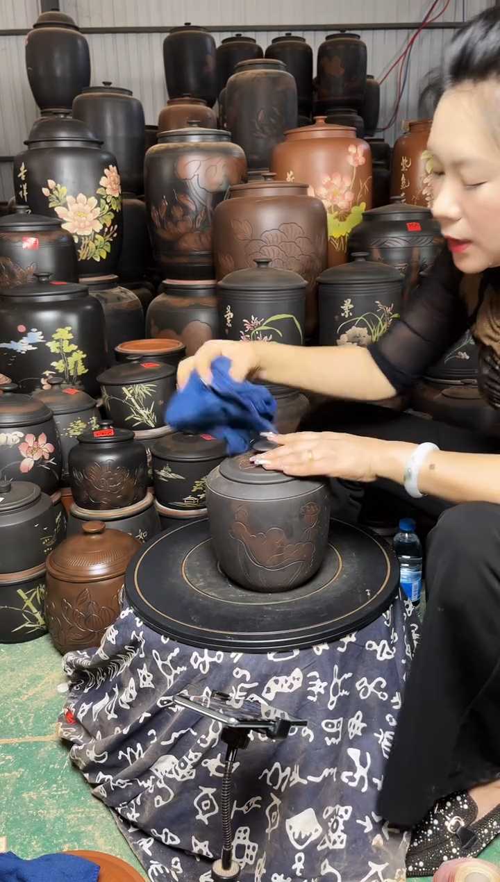 壶瑕疵茶叶罐 方尖荷花 555