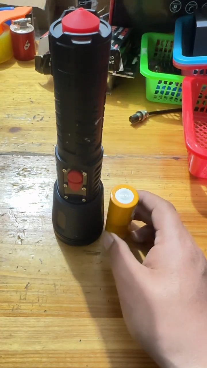 A887变焦手电白激光远射带电池26700黄皮没标微瑕