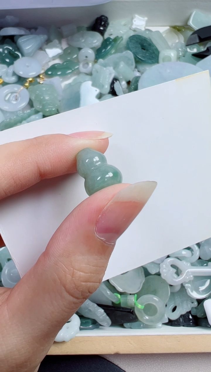散珠翡翠W****?129号A货翡翠