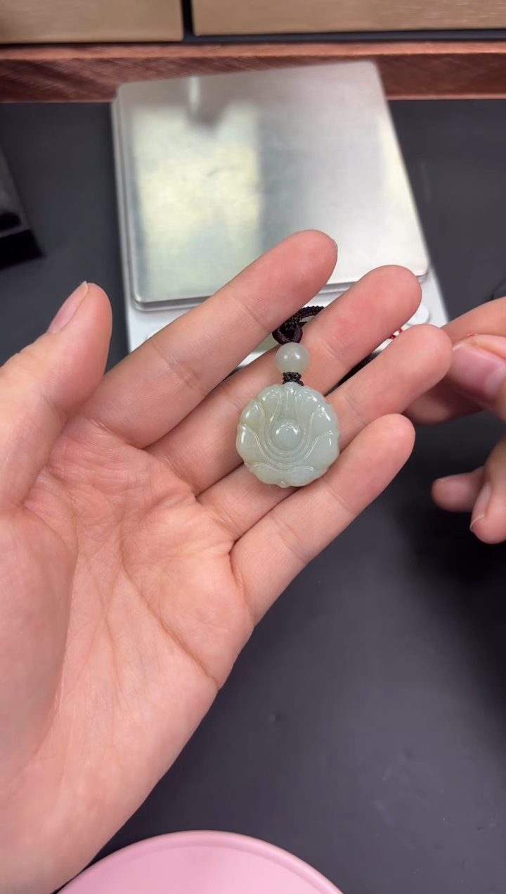 【闪购商品】和田玉吊坠(赠链)未镶嵌且末微色差近矿吊坠