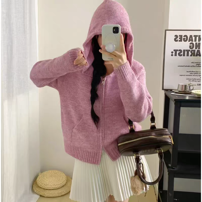 【0015】极简风短款常规女厚款连帽宽松型毛针织衫长袖保暖