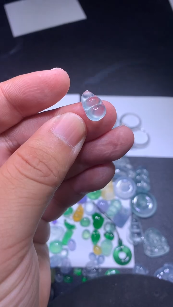 颈饰未镶嵌翡翠酸****?豆子