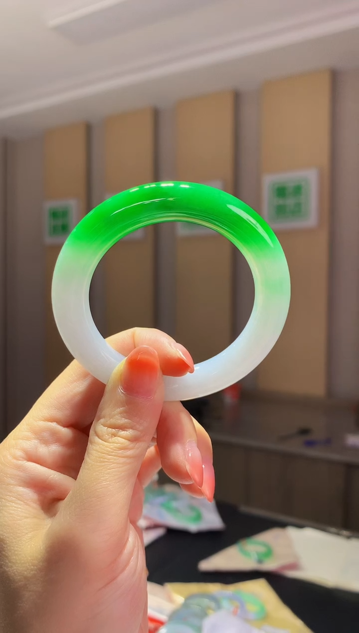 未镶嵌手镯翡翠- Q170圈口56.1 全款156万 定金2万