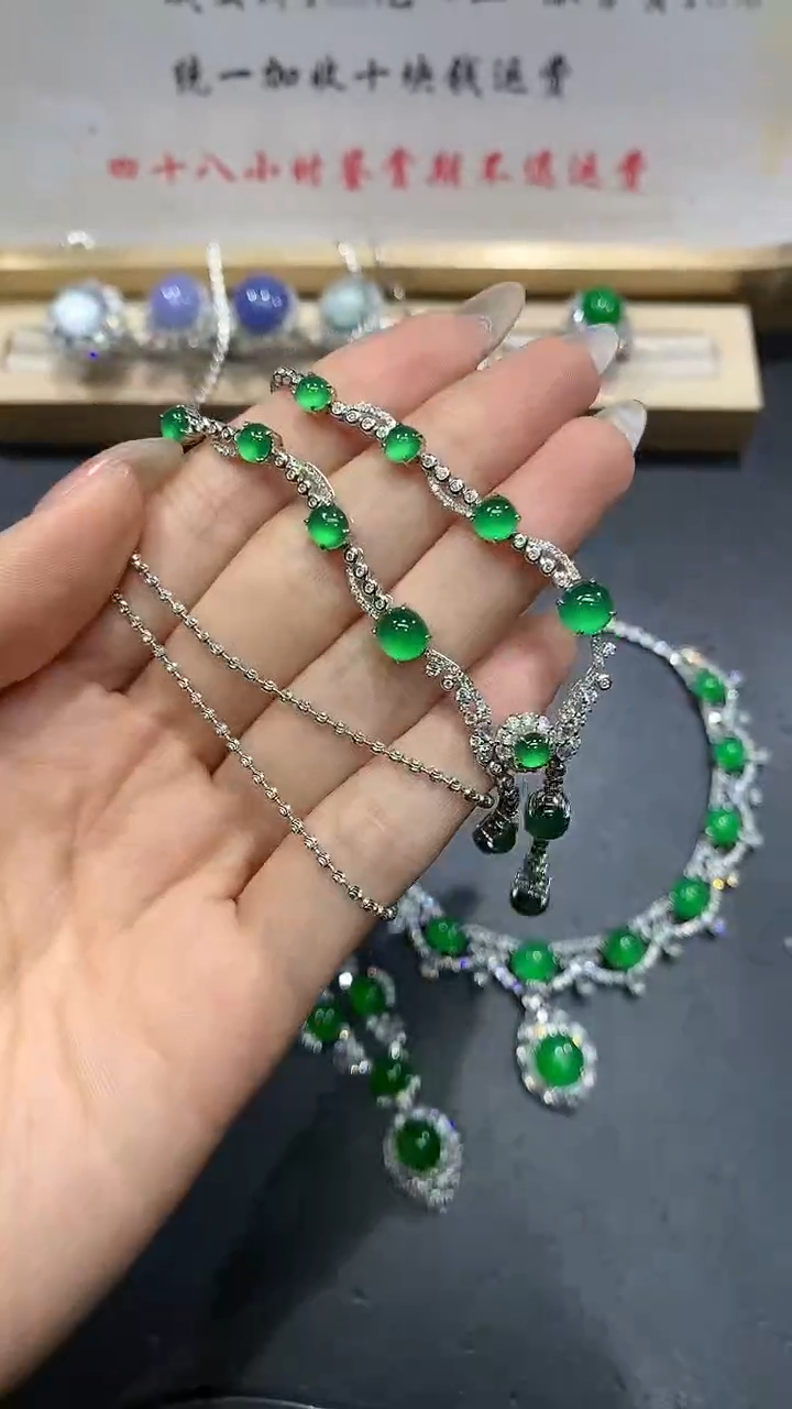 【闪购商品】翡翠吊坠(赠链)18K金镶嵌55团购