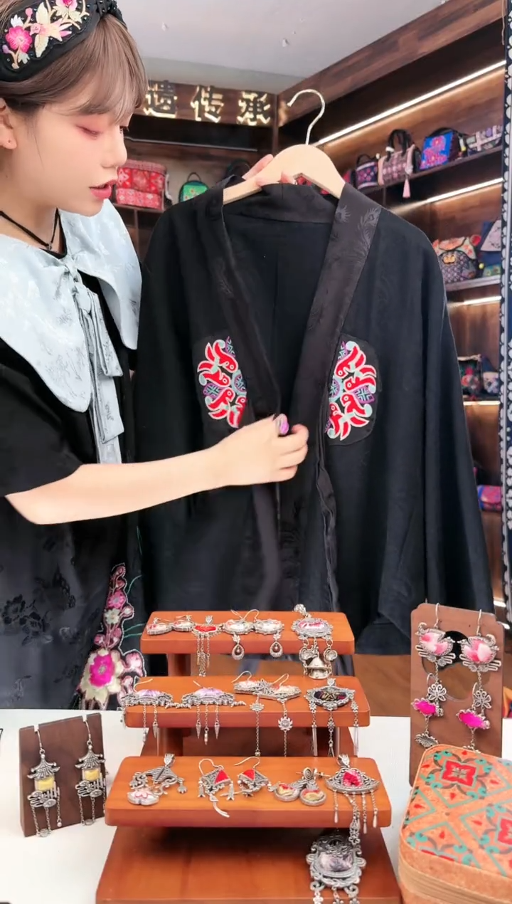 【闪购商品】织绣L37蚩梦苗族古绣
