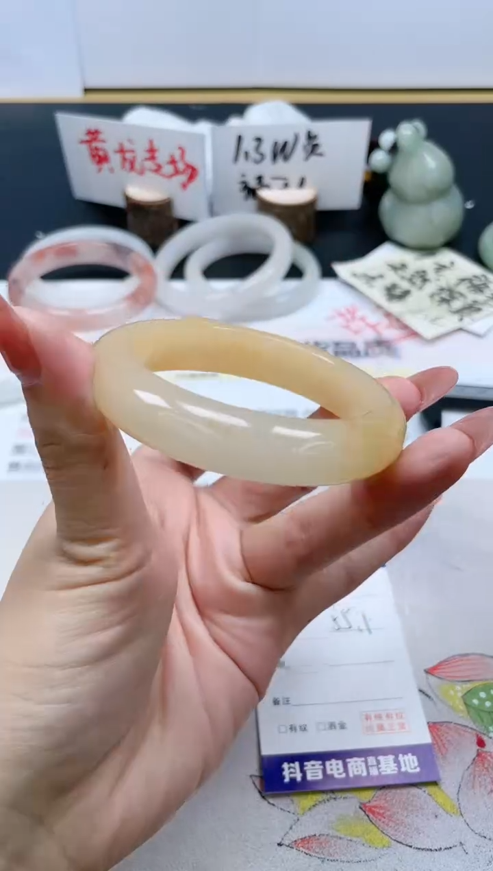 【闪购商品】石英质玉手镯未镶嵌190/55.1