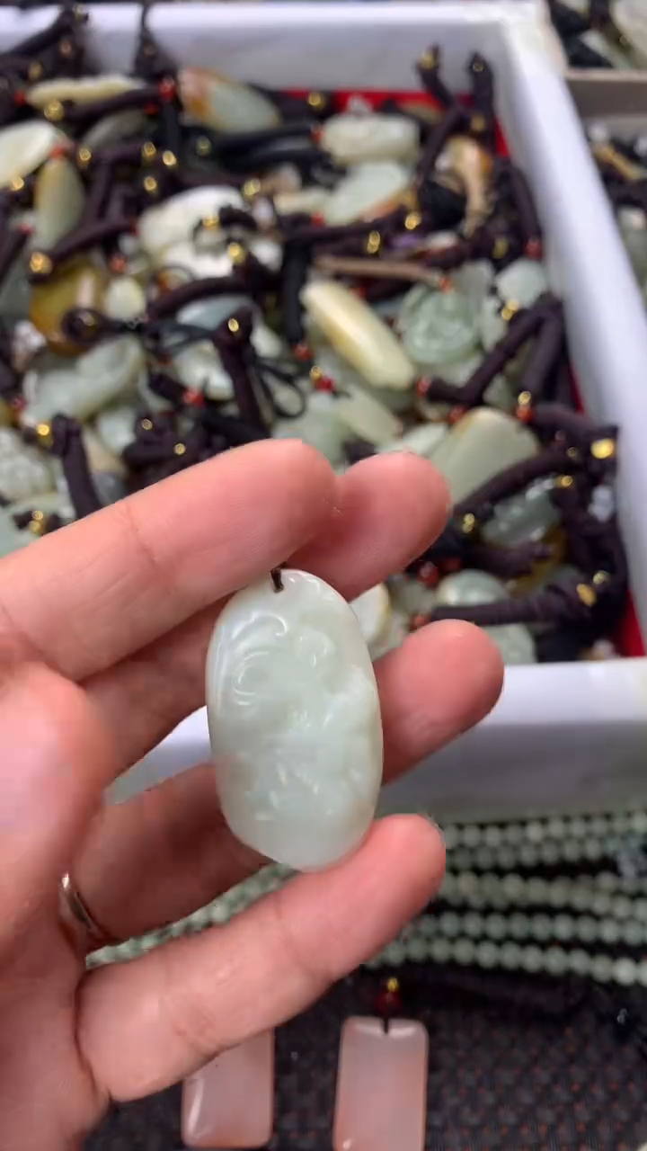 【闪购商品】和田玉颈饰未镶嵌多样性发货没有证书，拍一发一.有瑕