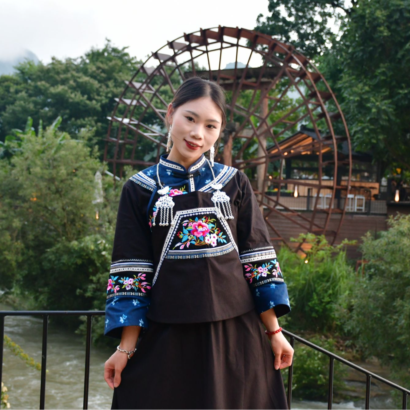 布依族壮族服装经典黑色套装生活舞台装