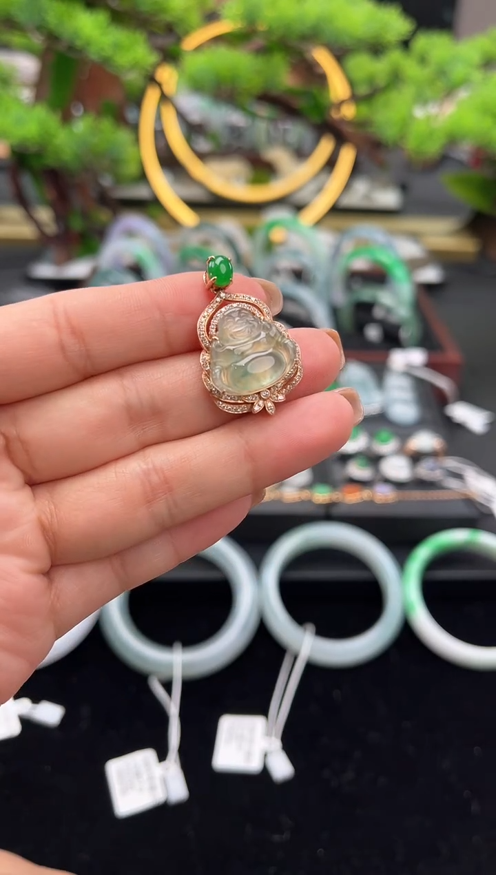 颈饰18K金镶嵌翡翠吊坠