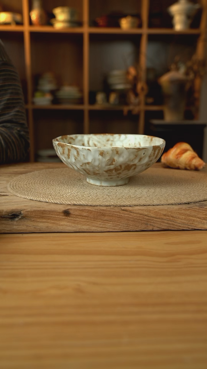 粉影系列的8英寸手捏汤碗1个