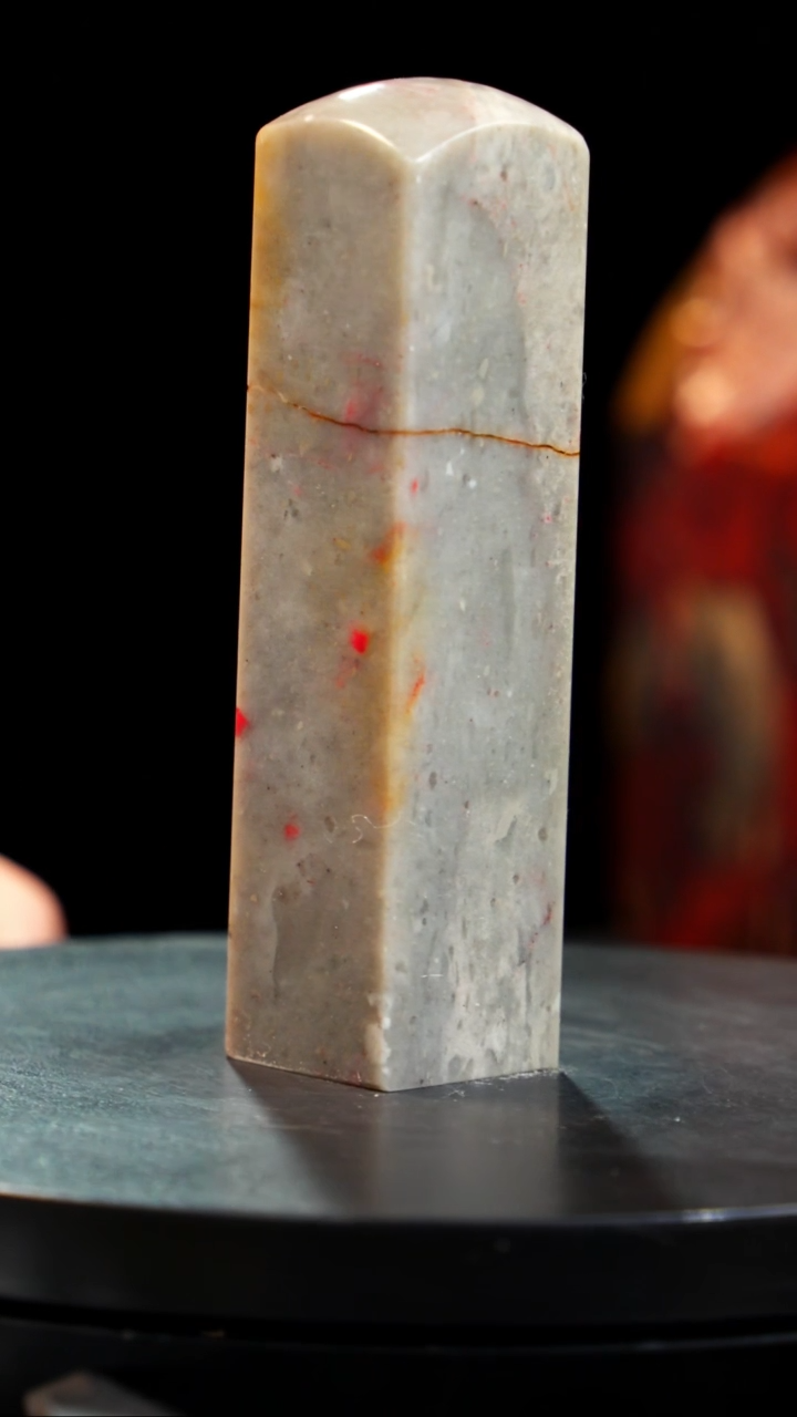 昌化石牛角鸡血石