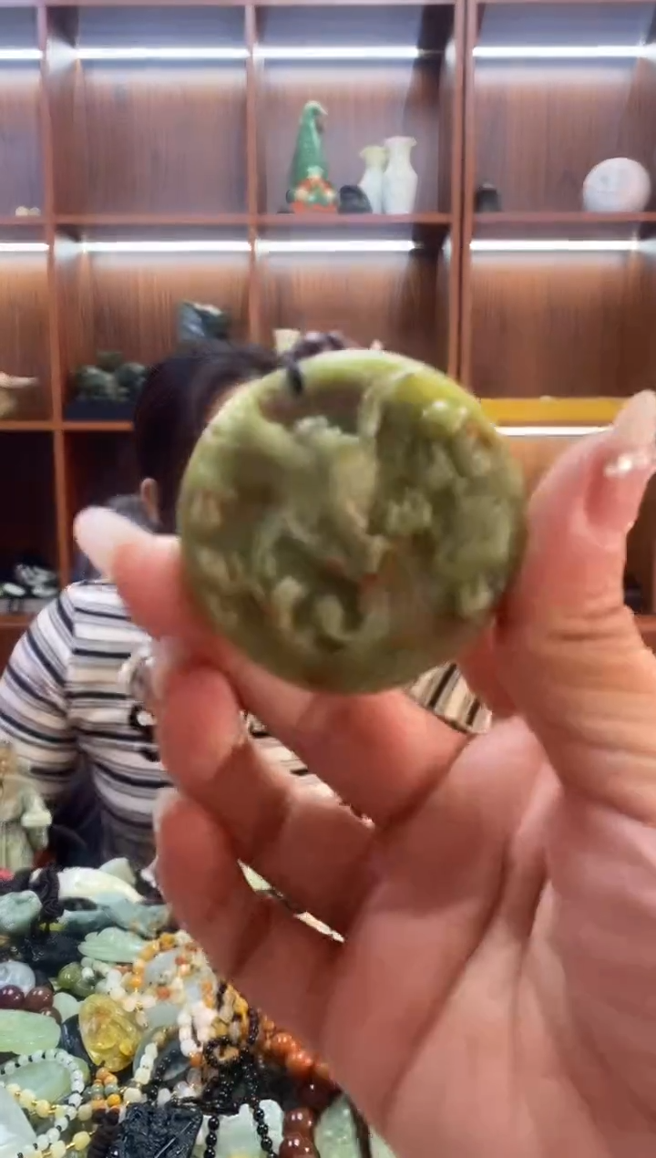 未镶嵌蛇纹石玉吊坠    