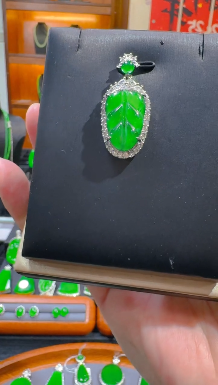 【闪购商品】翡翠吊坠(赠链)未镶嵌天然A货翡翠