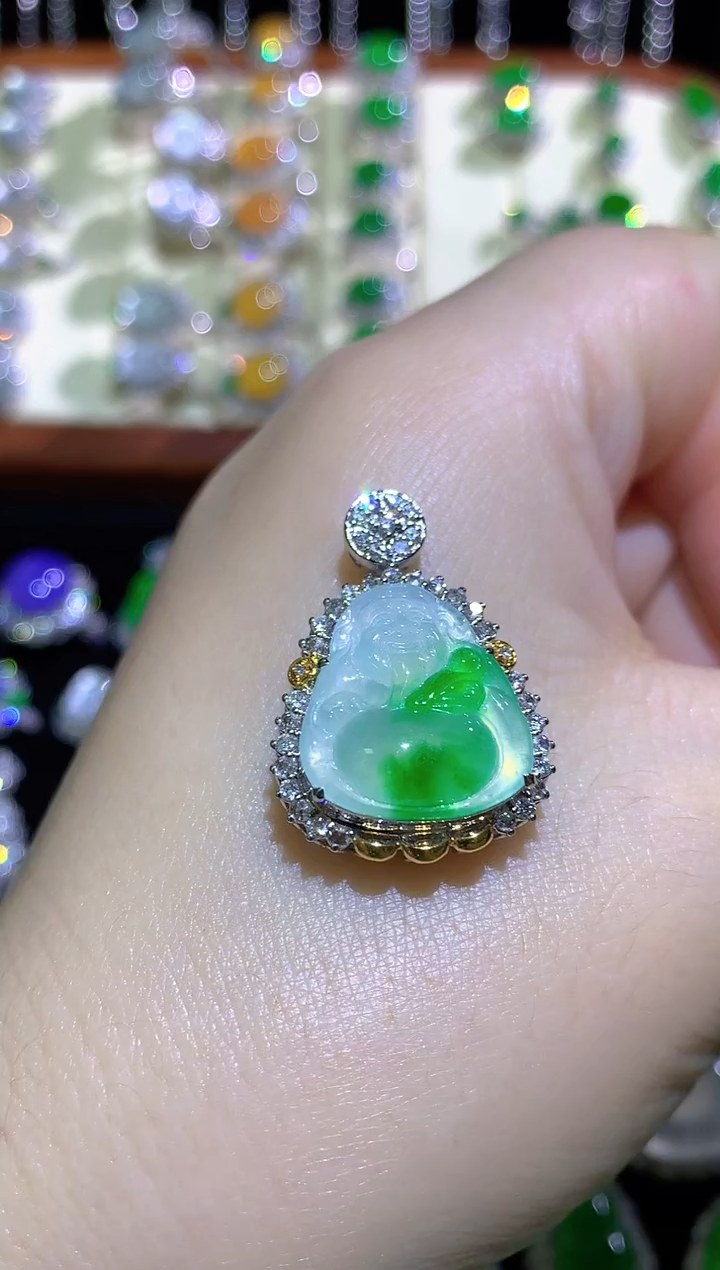 颈饰18K金镶嵌翡翠高冰金丝绿财爷爷吊坠一刀切