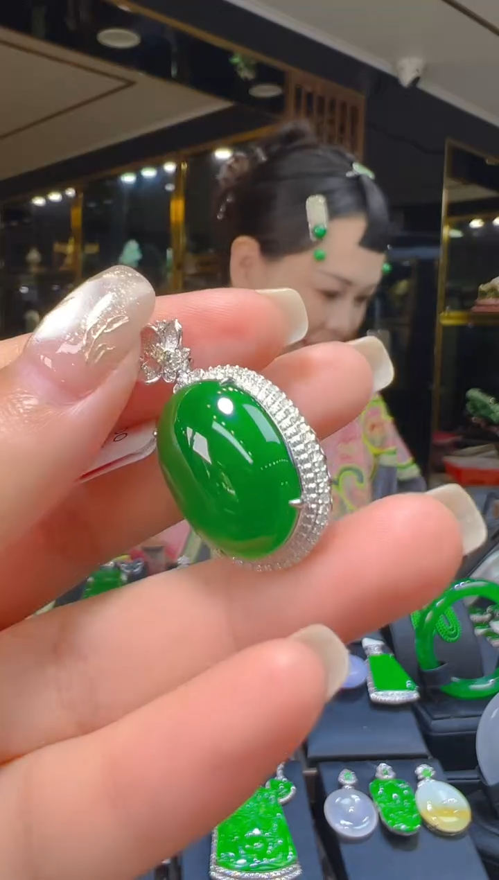 吊坠(赠链)18K金镶嵌翡翠055     