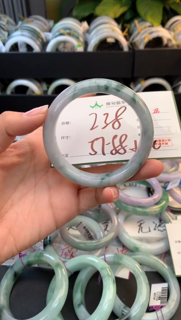 未镶嵌定制翡翠毛货需精细抛光+多人