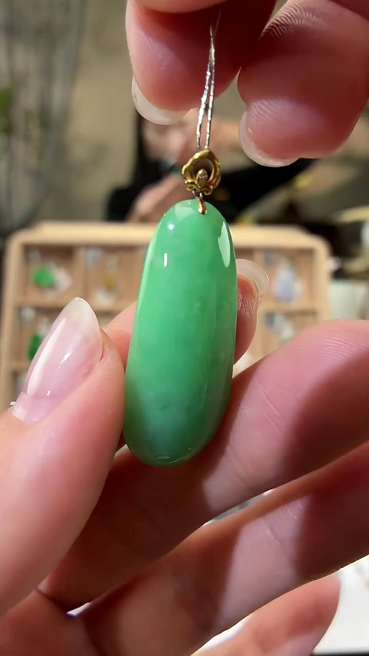 颈饰18K金镶嵌翡翠吊坠