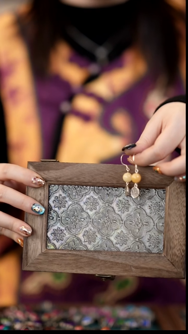 织绣私人定制苗族手工Q9613和一个木盒