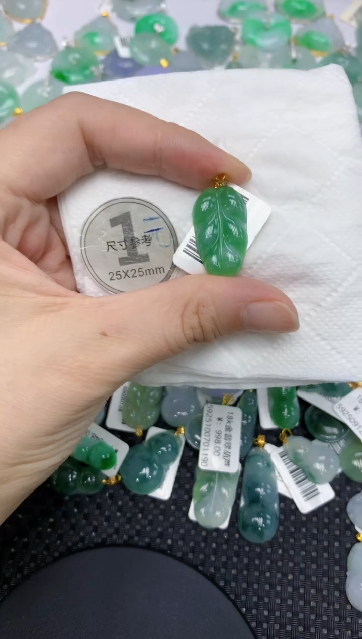 颈饰18K金镶嵌翡翠111111111