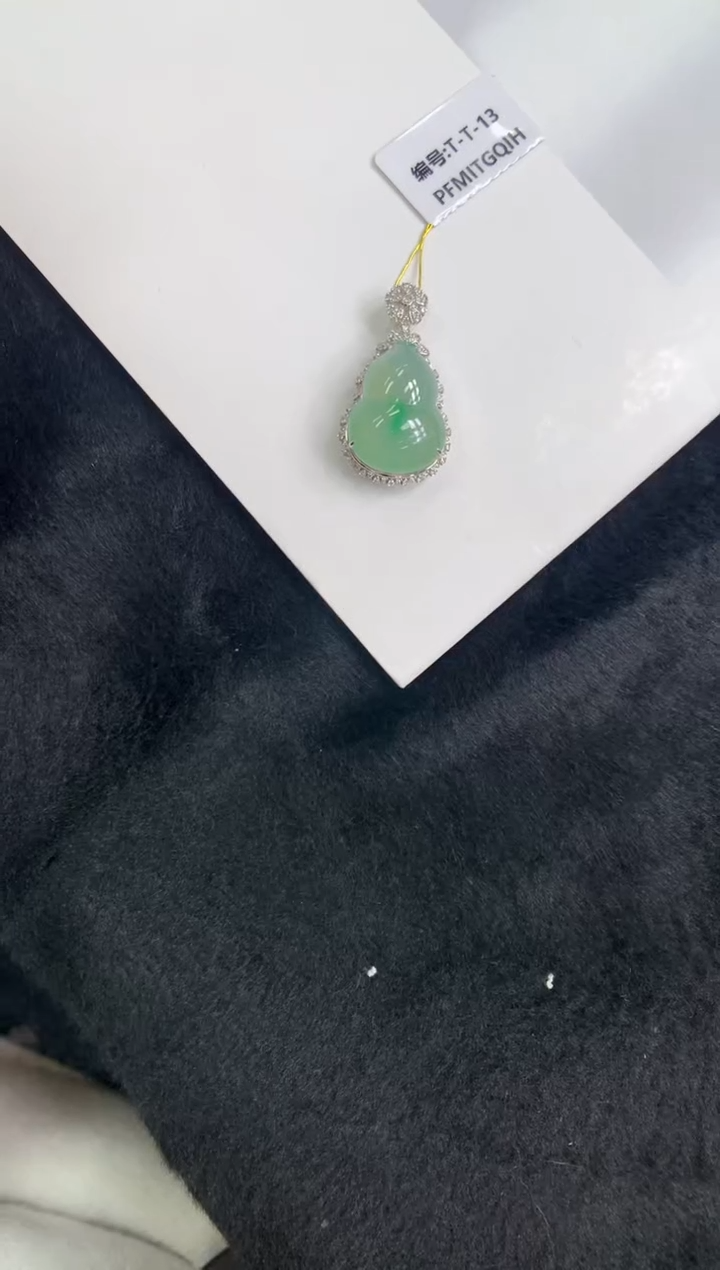 颈饰18K金镶嵌翡翠葫芦