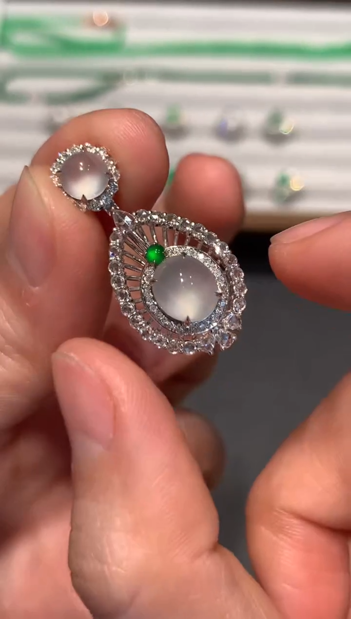 【闪购商品】翡翠吊坠(不含链)18K金镶嵌11800