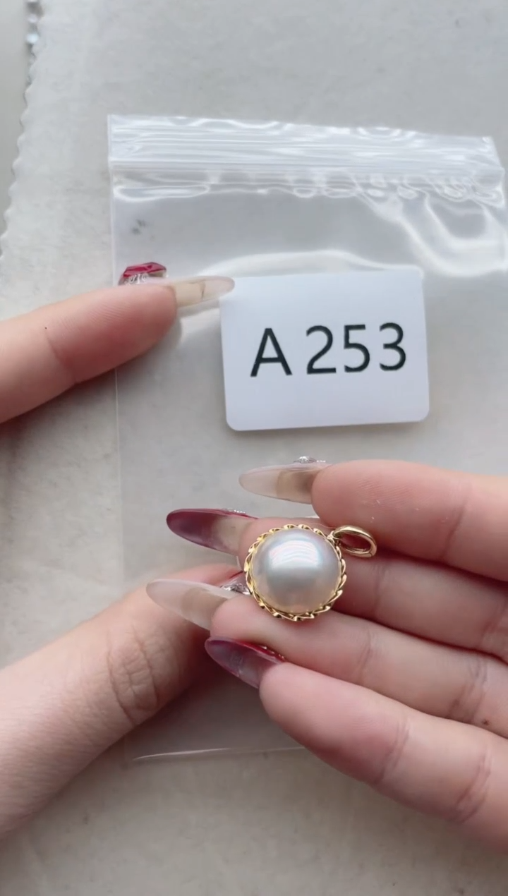 【闪购商品】拼合珍珠（马贝珠）吊坠18K金镶嵌A253