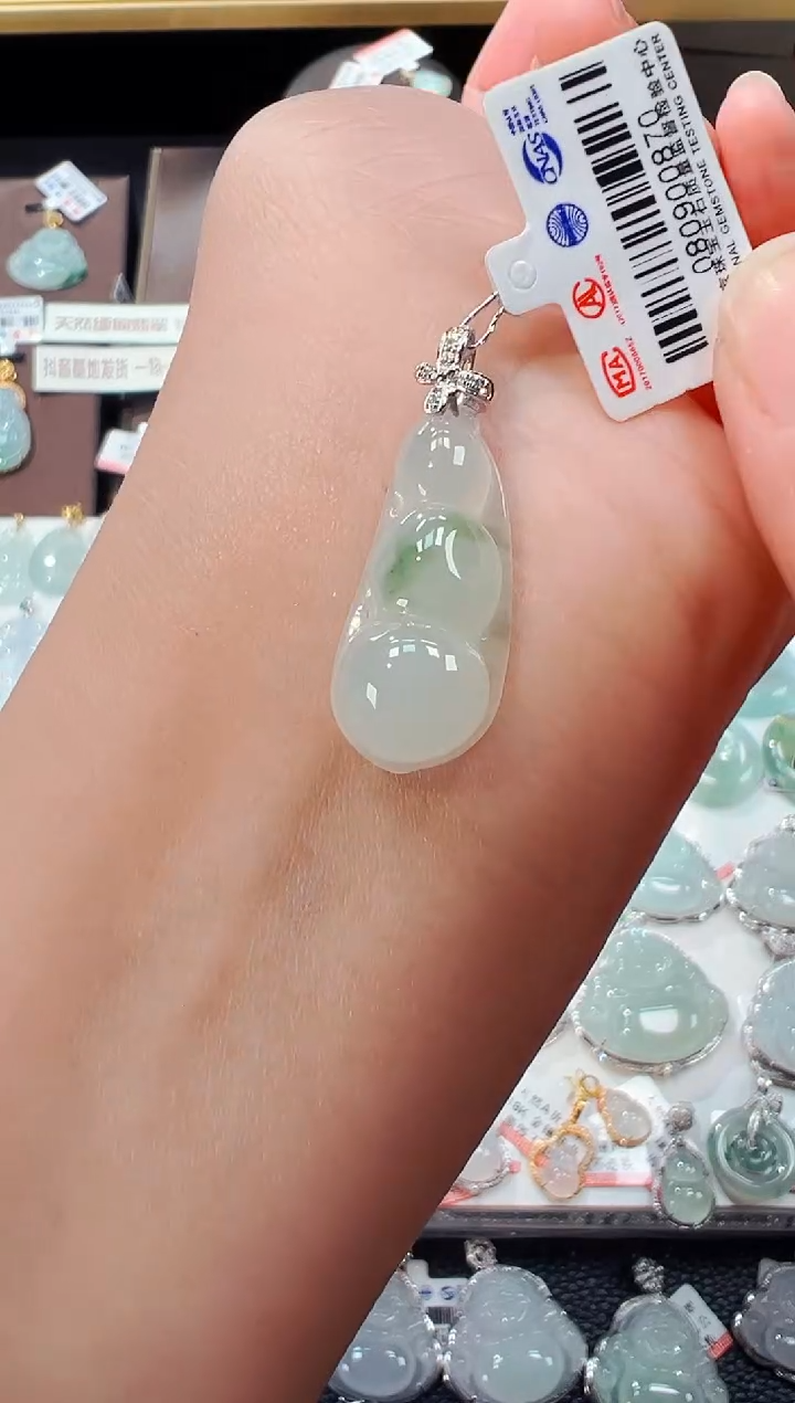 【闪购商品】翡翠吊坠(不含链)18K金镶嵌福豆吊坠870