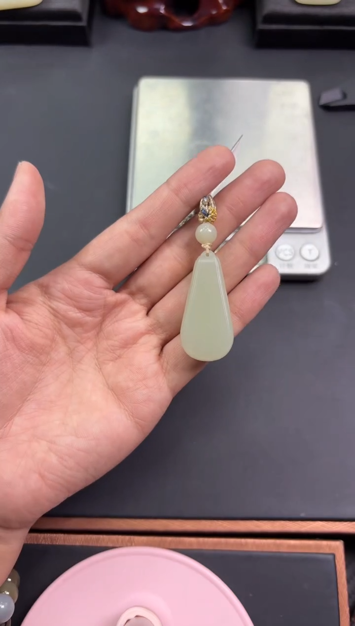 【闪购商品】和田玉吊坠(赠链)未镶嵌且末微色差迪克兰吊坠