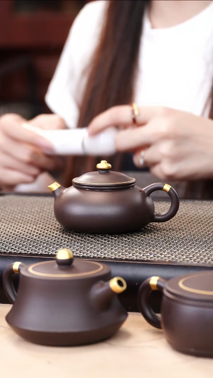 茶壶紫砂四号井茄皮紫泥描金寒江130cc