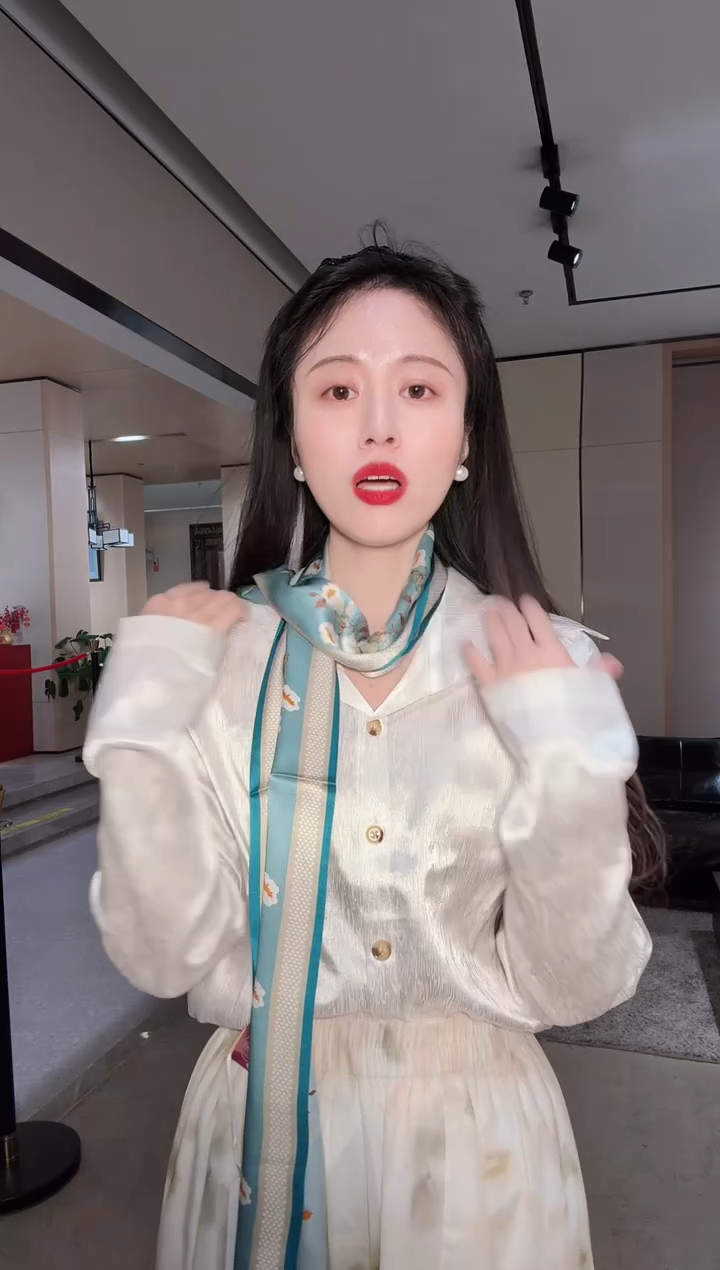?*念串枝小花 窄长巾