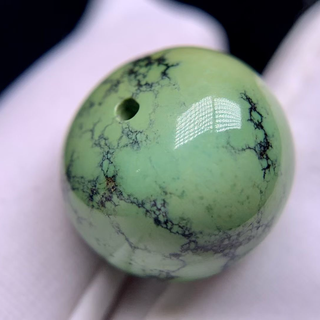 原矿高瓷菜籽黄水草纹绿松石算盘鼓珠，瓷度好，无坑无裂，颜色漂亮