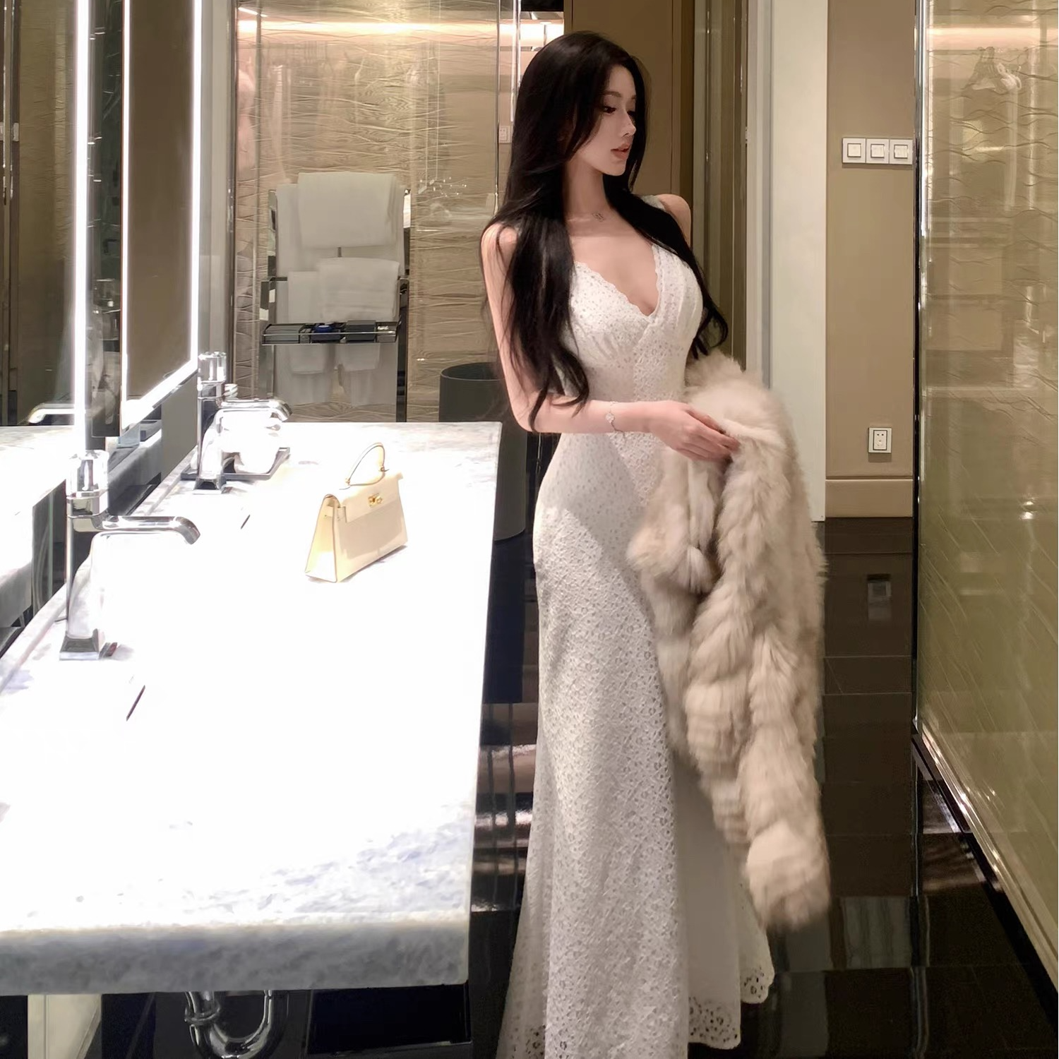 JAYKY YANG【月下白茶】白色深V蕾丝吊带裙简约设计感修身连衣裙