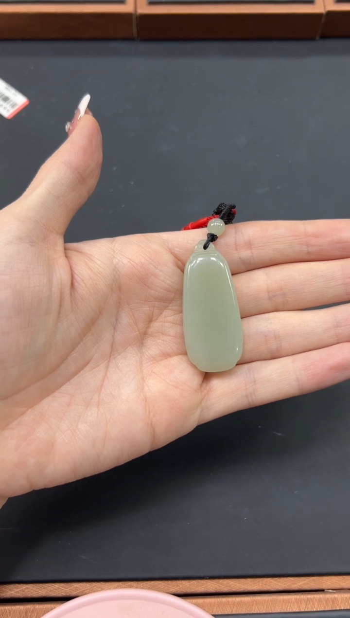 【闪购商品】和田玉吊坠(赠链)未镶嵌且末微色差近矿吊坠