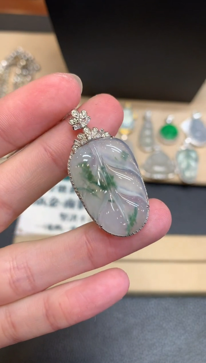 【闪购商品】翡翠颈饰18K金镶嵌叶子【无服务费】