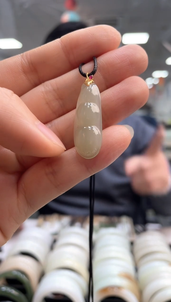 颈饰18K金镶嵌和田玉翠胶猫福豆吊坠随机发一件