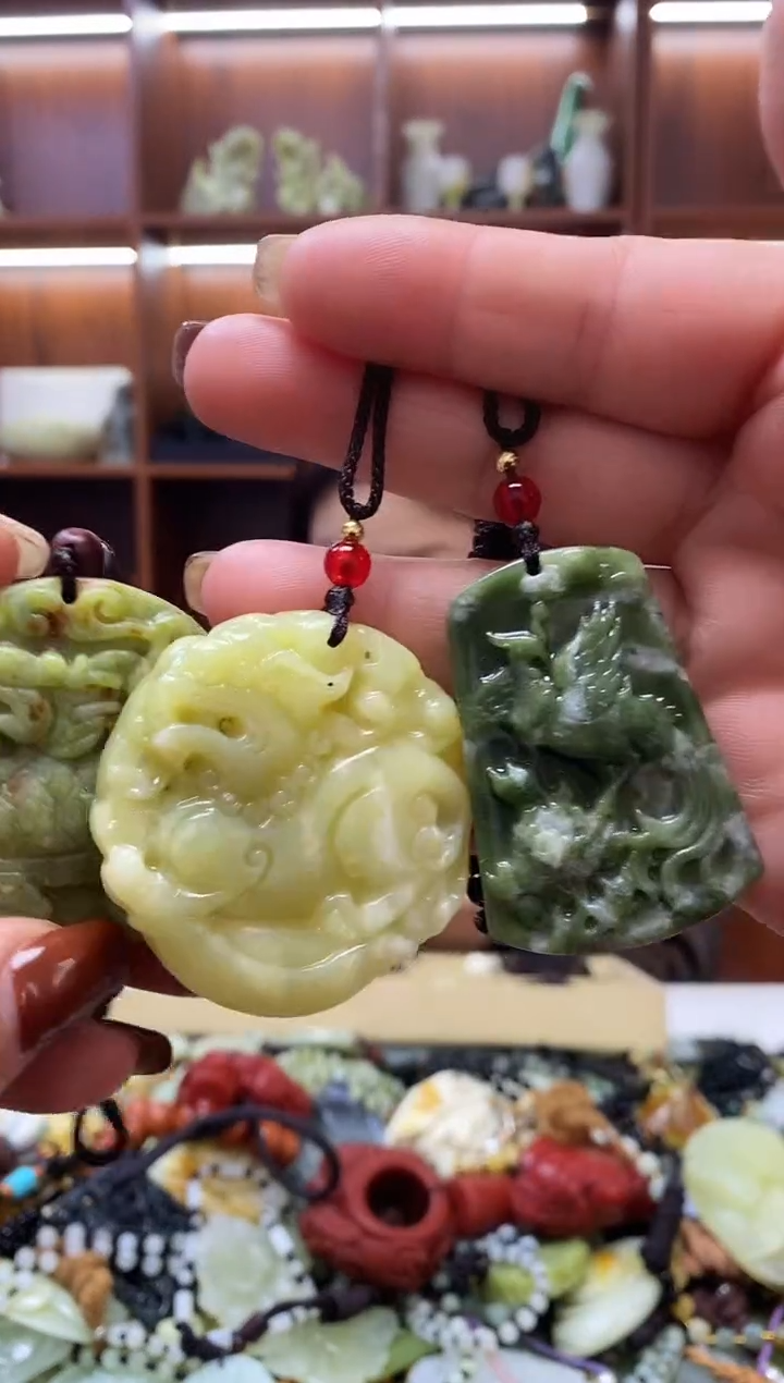 未镶嵌岫玉吊坠拍一发三