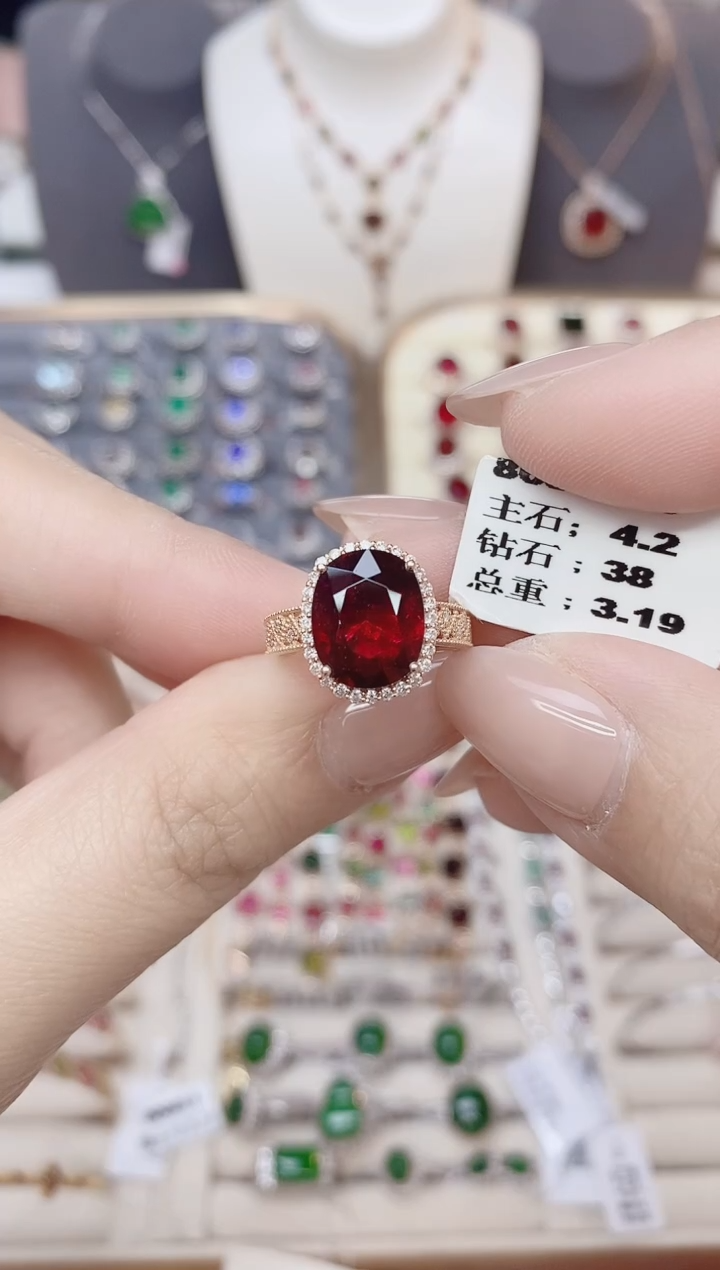 18K金镶嵌碧玺戒指碧玺4.2CT