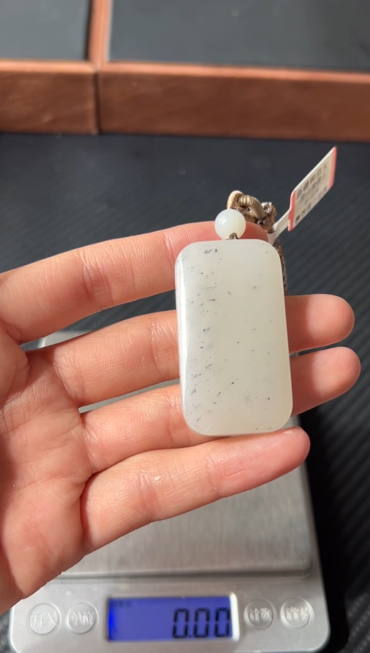 和田玉未镶嵌吊坠(赠链)黑山微色差J