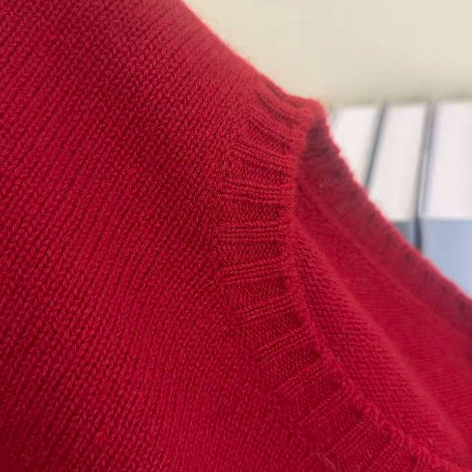 689502 小CC时尚穿搭2025冬季新款重磅年货刺绣羊毛圆领毛衣