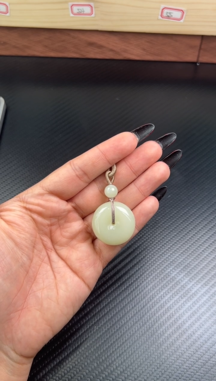 吊坠(赠链)未镶嵌和田玉若羌微色差