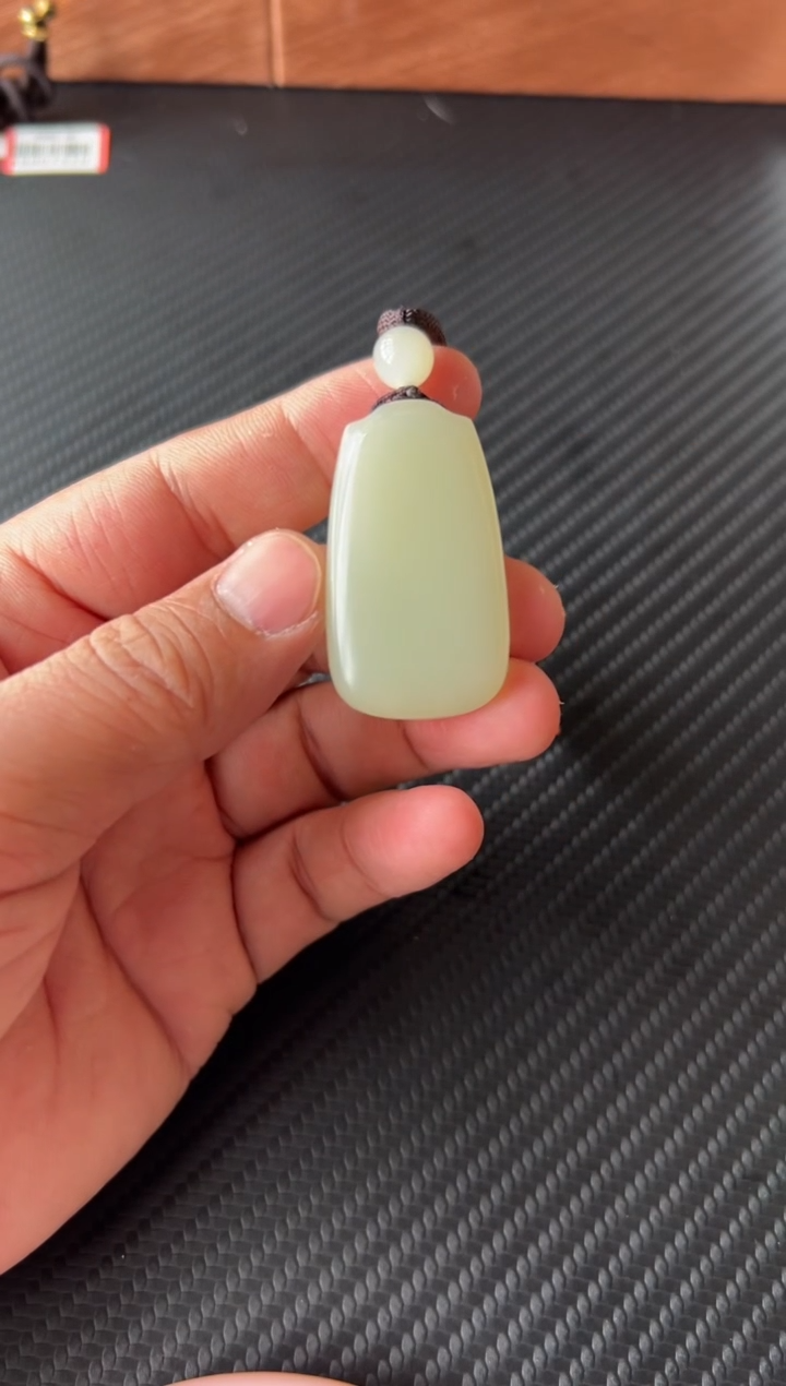 【闪购商品】和田玉吊坠(赠链)未镶嵌且末微色差迪克兰一细