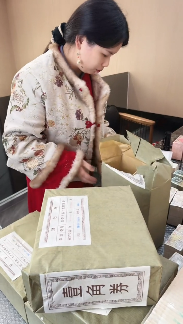 福利捆货千张连号 银行保真鉴定 五字金腰带 01 无47 JK冠