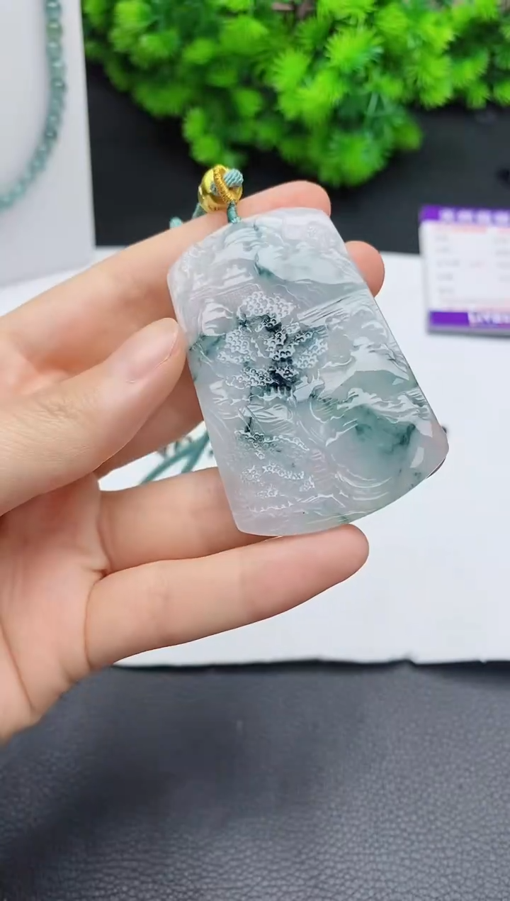 颈饰未镶嵌翡翠 