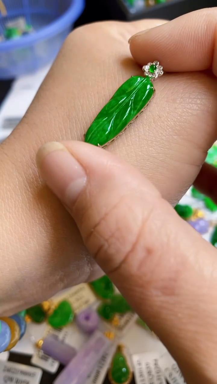 【闪购商品】翡翠颈饰18K金镶嵌叶子