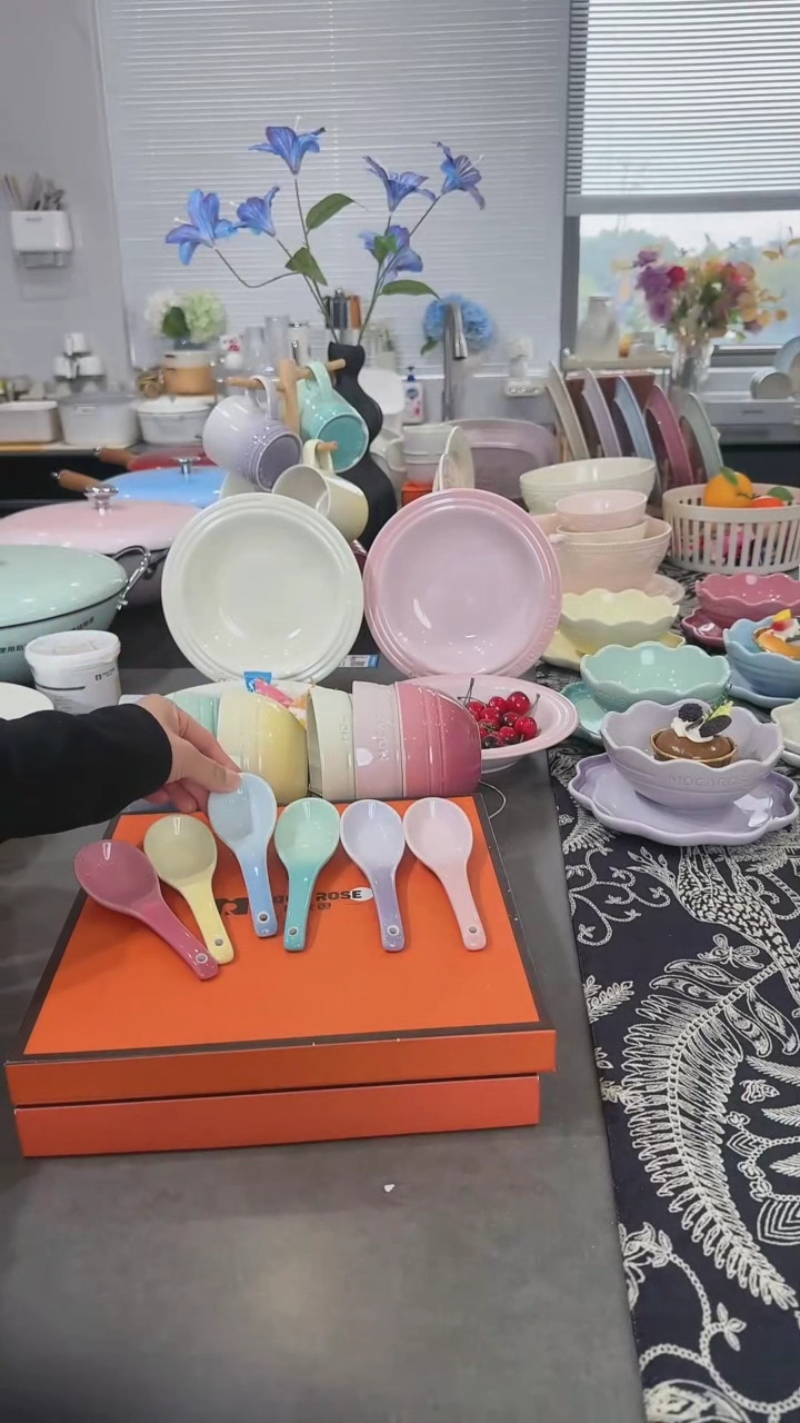 【闪购商品】瓷六色勺子